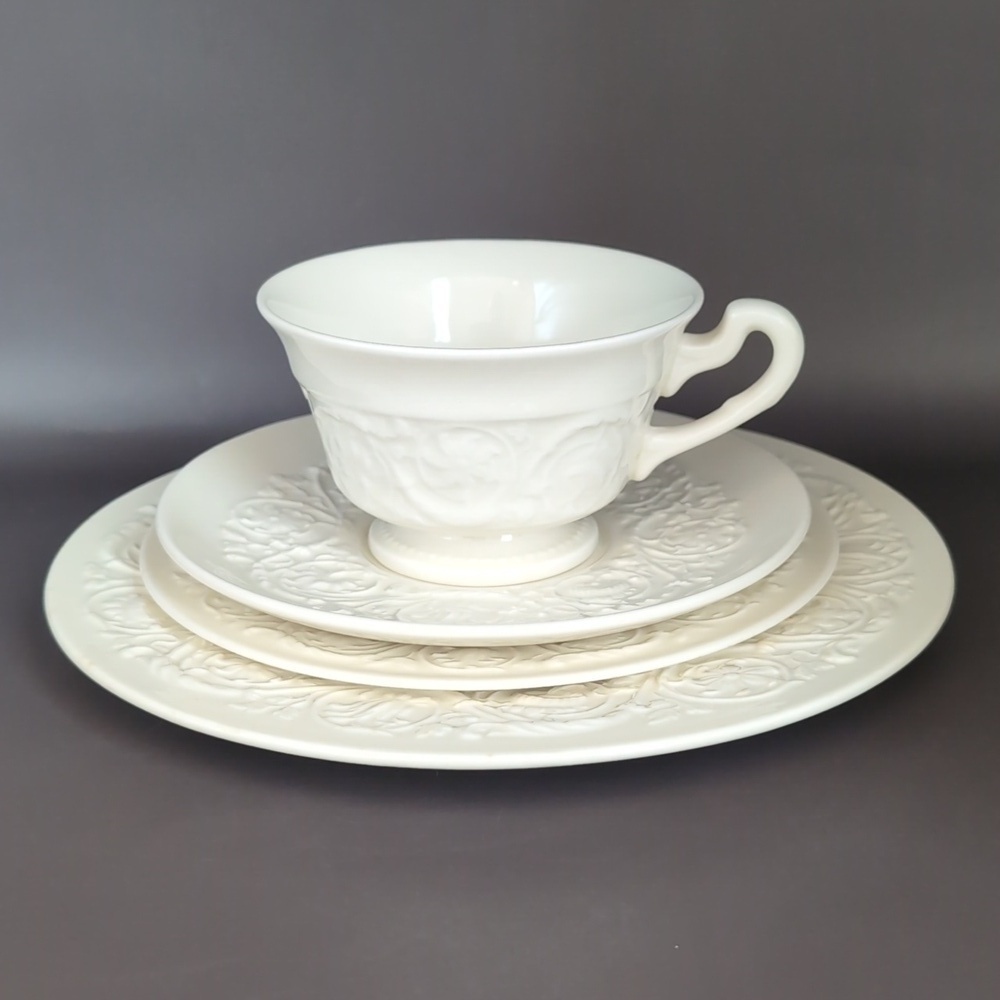 Wedgwood Etruria & Barlaston Patrician Embossed Ivory Cream 4-Piece Setting Set
